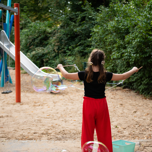 ein Kind macht große Seifenblasen